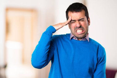 Hayal kırıklığına uğramış yakışıklı delikanlı odaklanmamış arka plan üzerinde