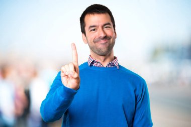 Sayım bir üzerine odaklanmamış arka plan yakışıklı genç adam