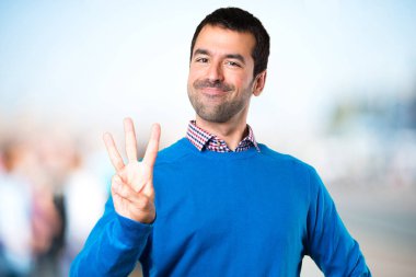 Odaklanmamış arka plan üzerinde sayım üç yakışıklı genç adam