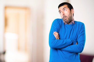 Önemsiz jest yapmak odaklanmamış backg yakışıklı genç