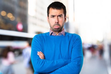 Üzgün yakışıklı delikanlı odaklanmamış arka plan üzerinde