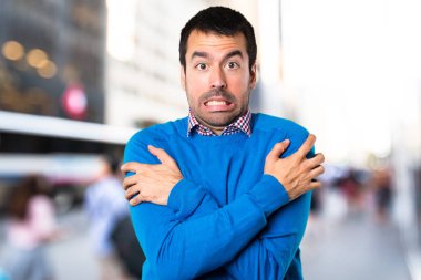 Odaklanmamış arka plan üzerinde buz gibi yakışıklı genç