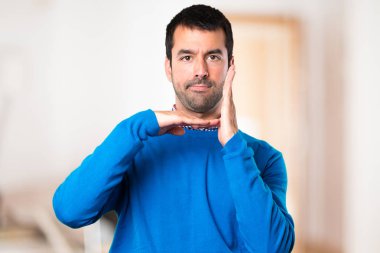 Yakışıklı genç adam yapma zaman aşımı jest odaklanmamış backgrou