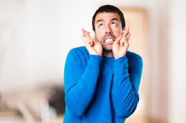 Yakışıklı delikanlı parmaklarıyla odaklanmamış backgr geçiş