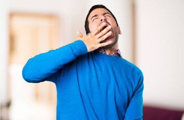 Yakışıklı genç adam odaklanmamış özgeçmişlerine esneme