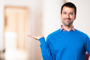 Bir şey odaklanmamış arka planda tutan yakışıklı genç