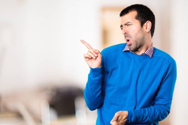 Yakışıklı genç adam odaklanmamış arka planda dans