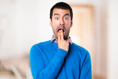 Yakışıklı genç adam odaklanmamış backgrou kusma jest yapma