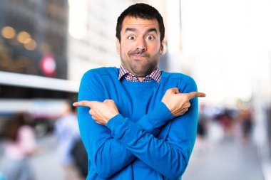 Unf şüpheleri laterallerin işaret eden yakışıklı genç