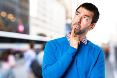 Şüpheleri odaklanmamış özgeçmişlerine yakışıklı genç