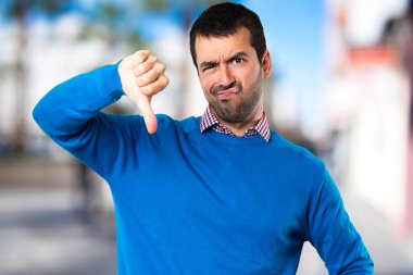 Yakışıklı genç adam kötü sinyal odaklanmamış arka plan yapma