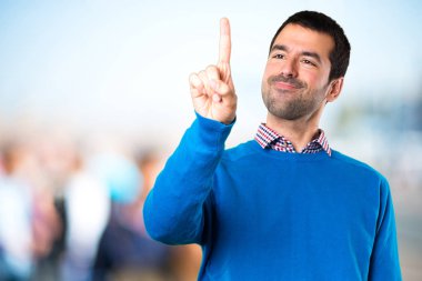 Odaklanmamış b şeffaf ekranda dokunmadan yakışıklı genç