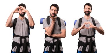 Yakışıklı backpacker bir öpücük göndererek seti