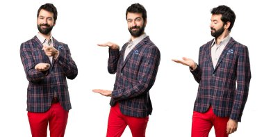  Set iyi giyinmiş bir şey tutan adam