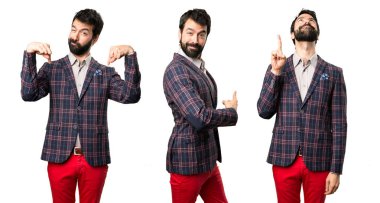 Set iyi giyinmiş geri, yukarı ve aşağı işaret eden adam