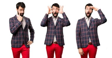  Set iyi giyinmiş adam bir şeyler gösteriyor