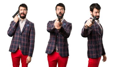  Set iyi giyinmiş bir tabanca ile ateş adam