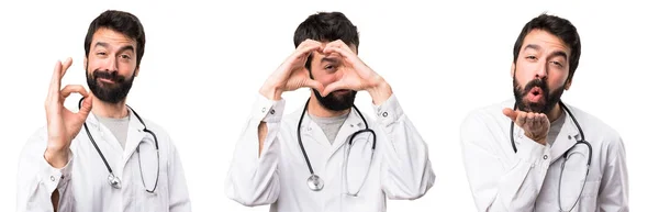 Conjunto de médico joven haciendo un corazón con las manos, besos y d — Foto de Stock