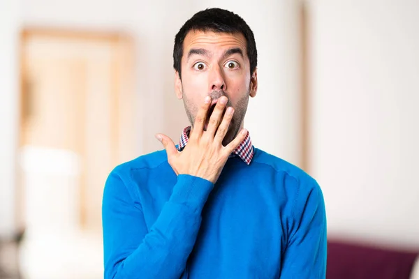 Pohledný mladý muž dělat překvapení gesto na nezaostřený poz — Stock fotografie