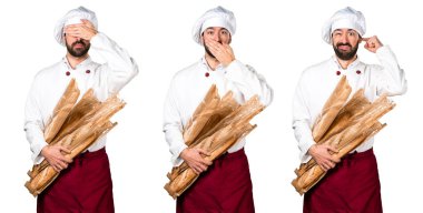 Biraz ekmek tutarak ve Ağzı kulaklarına kapsayan genç baker 