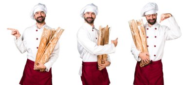 Biraz ekmek tutarak ve lateral için aşağı işaret eden genç baker