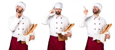 Biraz ekmek tutarak ve düşünme genç baker