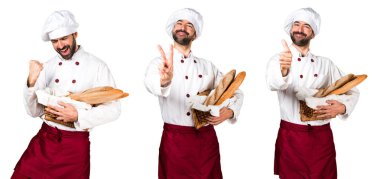 Biraz ekmek tutarak ve zafer jest yapma genç baker