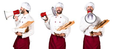 Biraz ekmek tutan ve megafon tarafından bağırarak genç baker