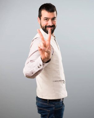 İki gri arka plan üzerinde sayma yelek ile yakışıklı adam