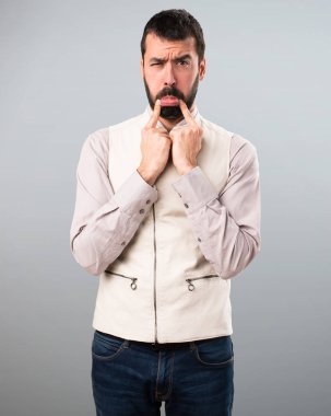 Yelek gri arka plan üzerinde üzgün yakışıklı adam