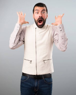 Yelek yapımı sürpriz jest gri adam yakışıklı adam