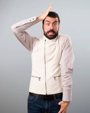 Yelek gri arka plan üzerine şüpheleri olan yakışıklı adam