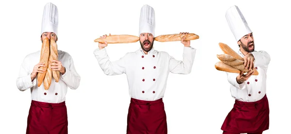 Galna unga bagare håller vissa bröd — Stockfoto