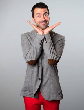 Gri arka plan üzerinde mutlu yakışıklı adam