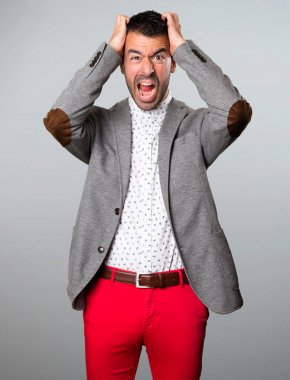 Gri arka plan üzerinde hayal kırıklığına yakışıklı adam