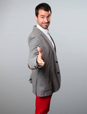 Yakışıklı adam gri arka plan üzerinde anlaşma