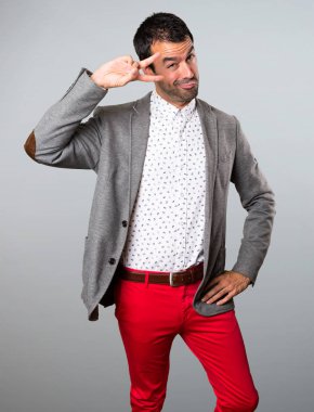 Yakışıklı adam gri arka plan üzerinde dans