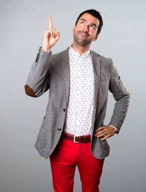 Yakışıklı adam gri arka plan üzerinde yukarı dönük