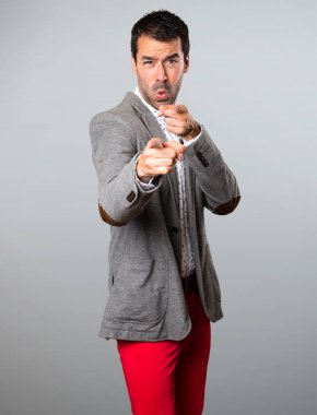 Yakışıklı adam gri arka plan üzerine açık için işaret