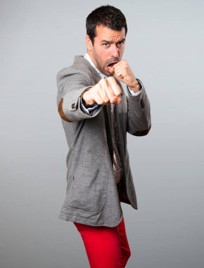 Yakışıklı adam gri arka plan üzerinde mücadele