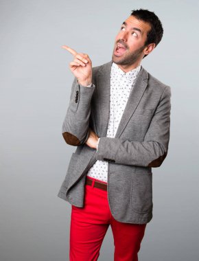 Yakışıklı adam gri arka plan üzerinde düşünme