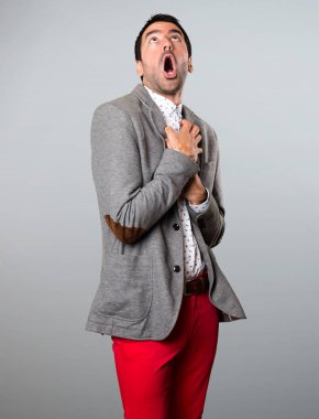 Yakışıklı adam gri arka plan üzerinde seyir