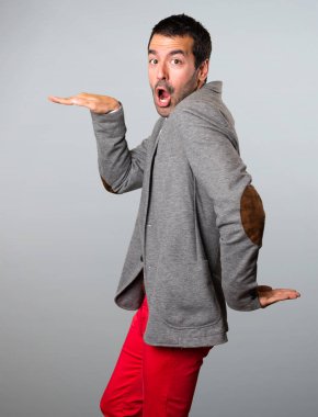 Yakışıklı adam gri arka plan üzerinde dans