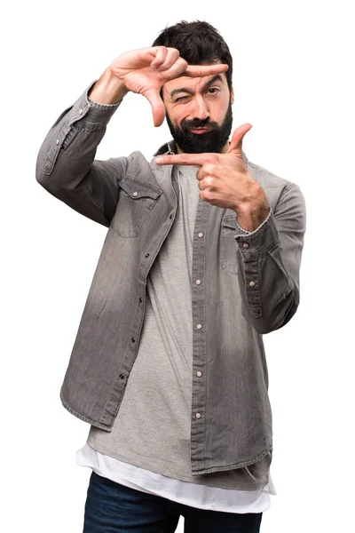Pohledný muž s vousy zaostřování s prsty na bílém pozadí — Stock fotografie