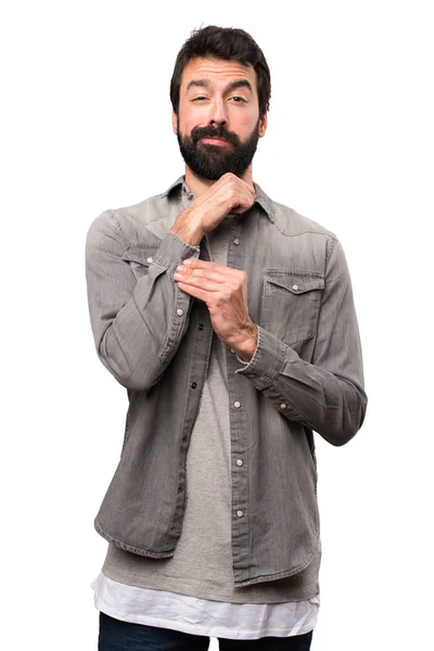 Knappe man met baard die trots op zichzelf op witte achtergrond — Stockfoto