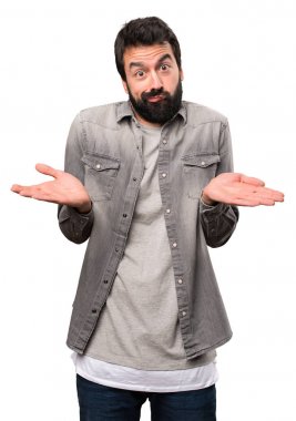 Beyaz arkasında önemli bir jest yapma sakallı yakışıklı adam