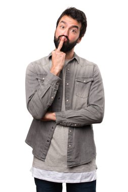 Beyaz arka plan üzerinde sakal yapma boynuz hareketi ile yakışıklı adam