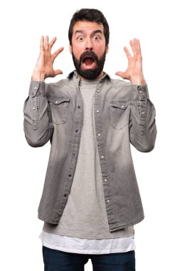 Beyaz arka plan üzerinde sakallı sinirli yakışıklı adam