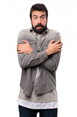 Beyaz arka plan üzerinde buz gibi sakallı yakışıklı adam