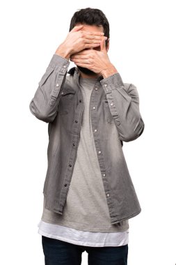 Beyaz arka plan yüzünde kapsayan sakallı yakışıklı adam